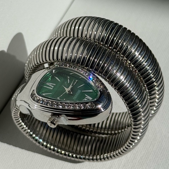 Serpenti Elegant Silver Wrap Women's Watch - Picture 8 of 15